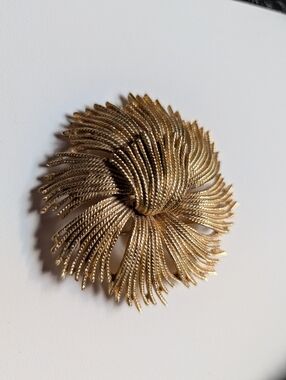 🌷 CLOSET CLEAN OUT SALE 🌷Vtg Signed Monet Gold Tone Floral Brooch